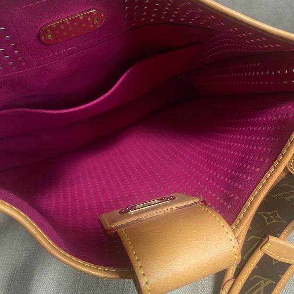 Louis Vuitton Limited Edition Perforated Musette Bag (Monogram & Fuchsia ) - Picture 14 of 16